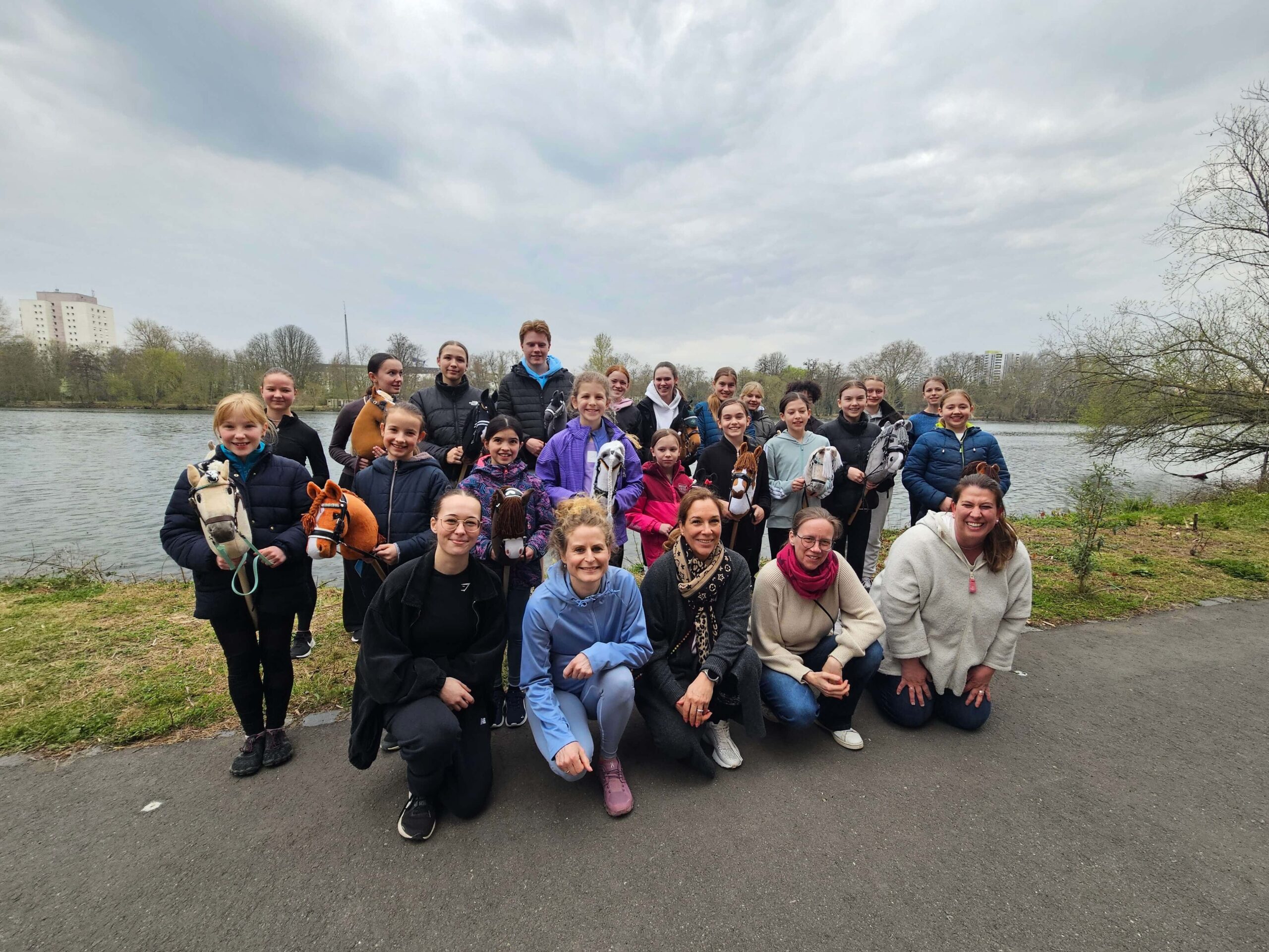 Gruppenfoto der Nationalmannschaft mit Trainerteam